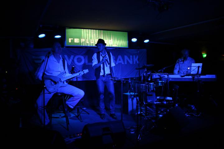 2008-11-28 M3_live at replugged 109.jpg